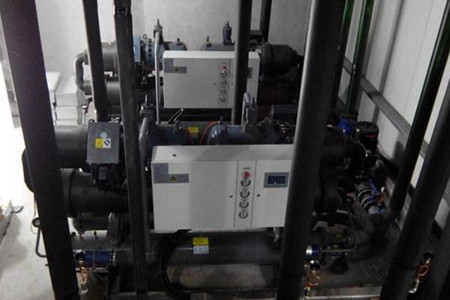 為什么水冷螺桿式冷水機組中會有污垢沉積？