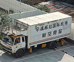 公司售服對(duì)機(jī)場中央廚房系統(tǒng)冷卻用冷水機(jī)進(jìn)行回訪，發(fā)現(xiàn)風(fēng)險(xiǎn)，解決問題
